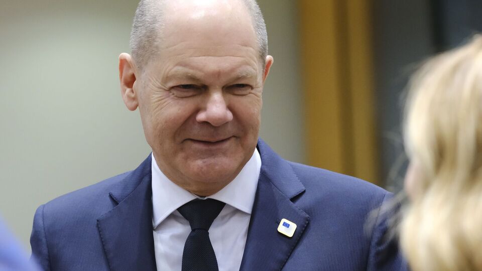 Кошти від російських активів насамперед треба використовувати для закупівлі тієї зброї й боєприпасів, які необхідні Україні для самооборони, зазначив Шольц