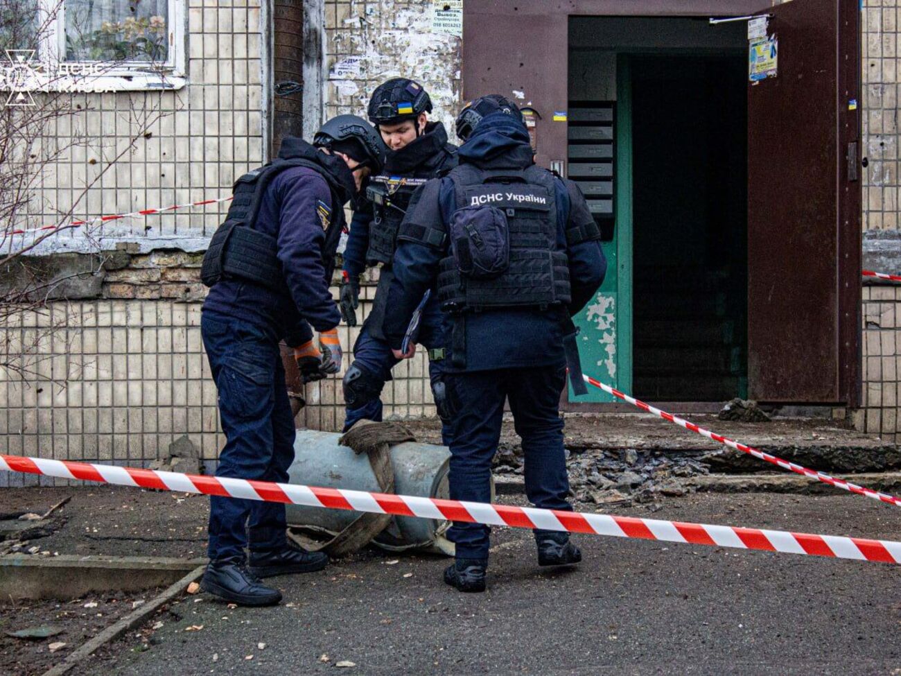 Попередньо рятувальники перекрили небезпечну зону й евакуювали мешканців