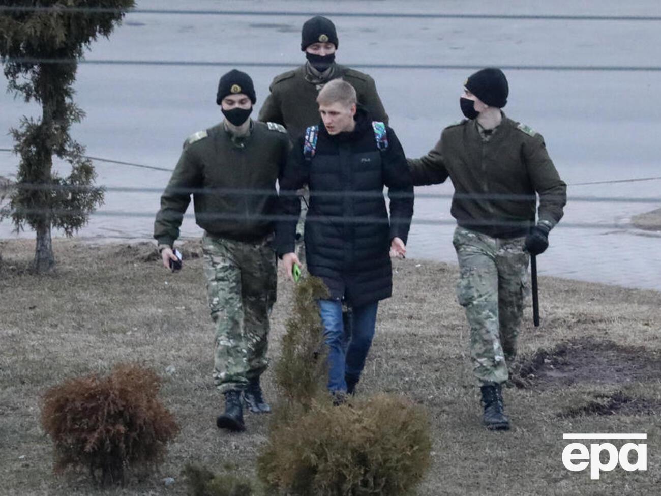 Белорусским военным разрешили применять оружие против граждан