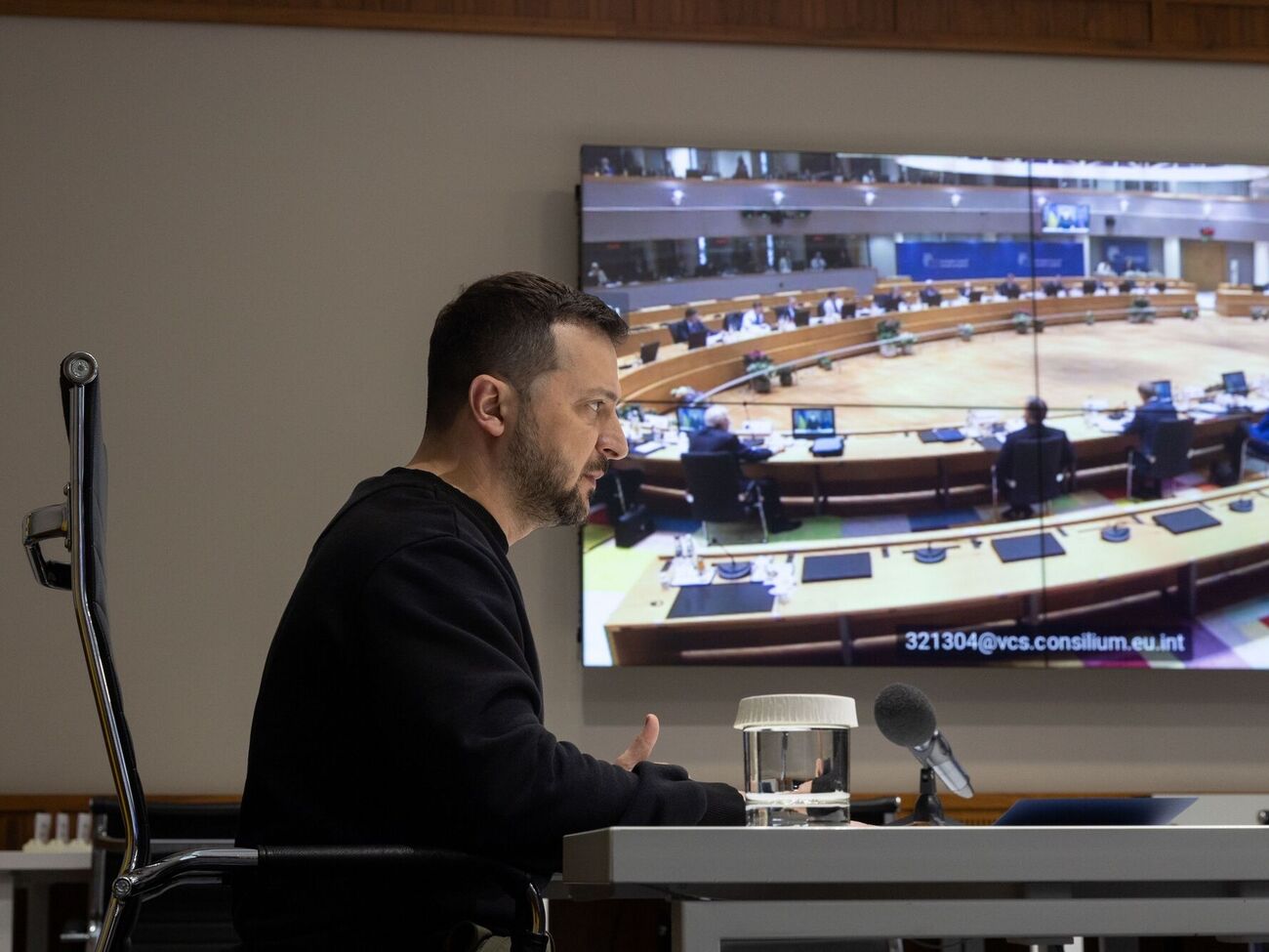 Коли Путін зазнає поразки в битві за українське небо, тоді "програє і землю", зазначив Зеленський (на фото)