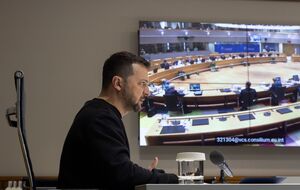 Когда Путин потерпит поражение в битве за украинское небо, тогда "проиграет и землю", отметил Зеленский (на фото)