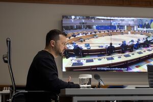 Когда Путин потерпит поражение в битве за украинское небо, тогда "проиграет и землю", отметил Зеленский (на фото)