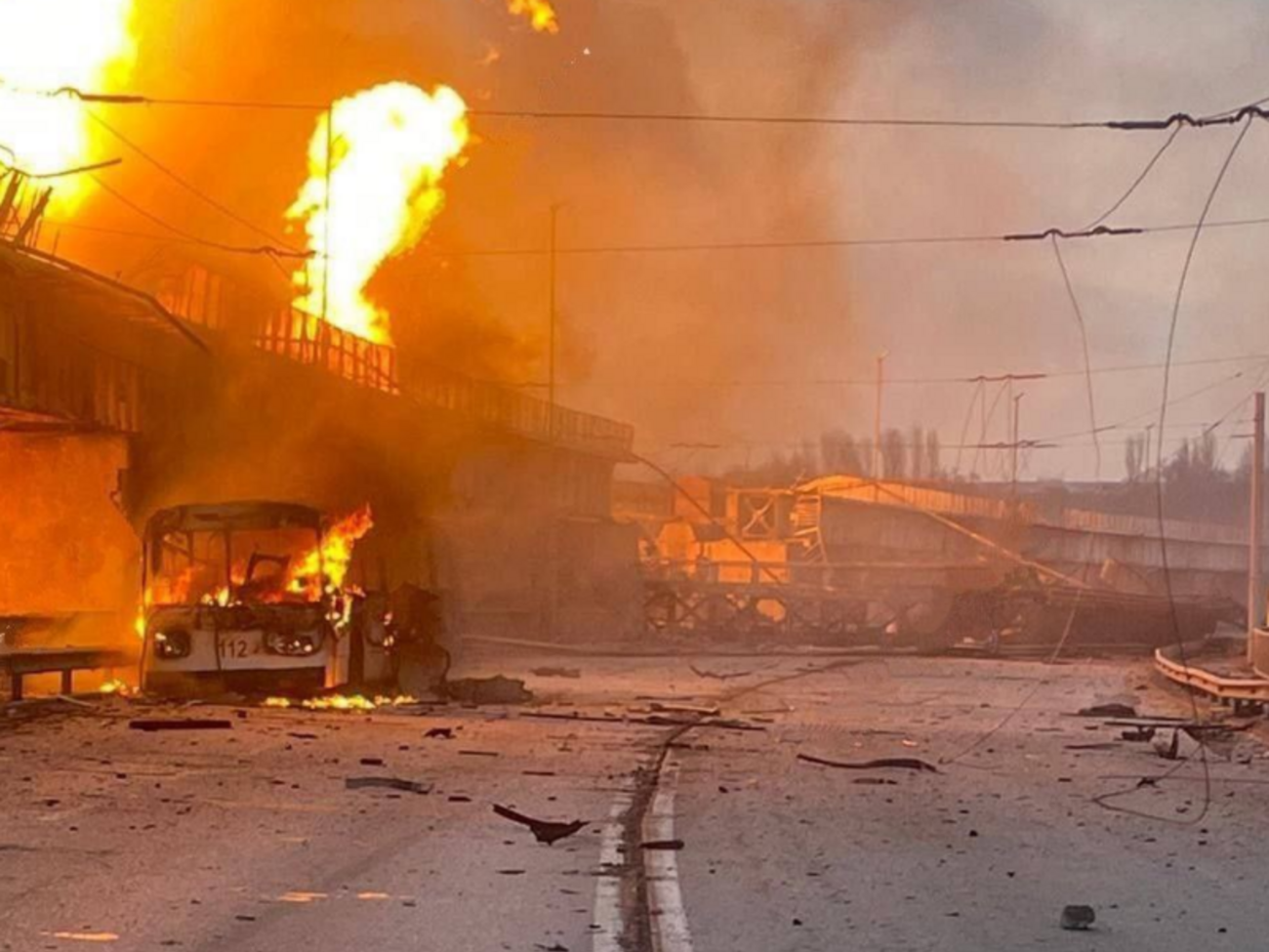 На греблі ДніпроГЕС після російського удару згорів тролейбус