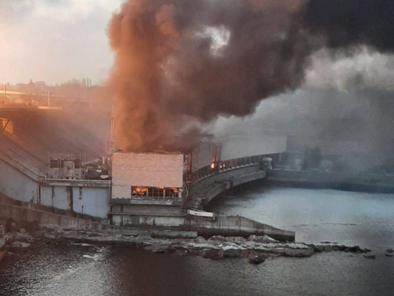 У машинному залі ДніпроГЕС триває пожежа