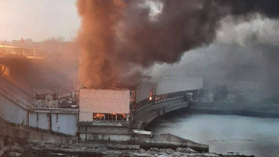 В машинном зале ДнепроГЭС продолжается пожар