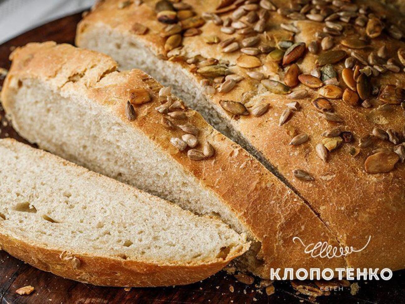Хлеб нужно посыпать сверху тыквенными семечками