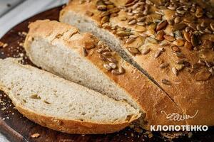 Хліб зверху потрібно посипати гарбузовим насінням