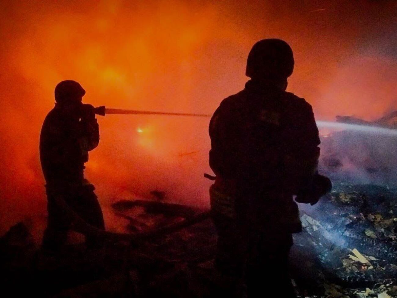 Пожарные тушили пожар во Львовской области после прилета российского дрона-камикадзе