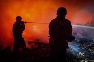 Пожарные тушили пожар во Львовской области после прилета российского дрона-камикадзе