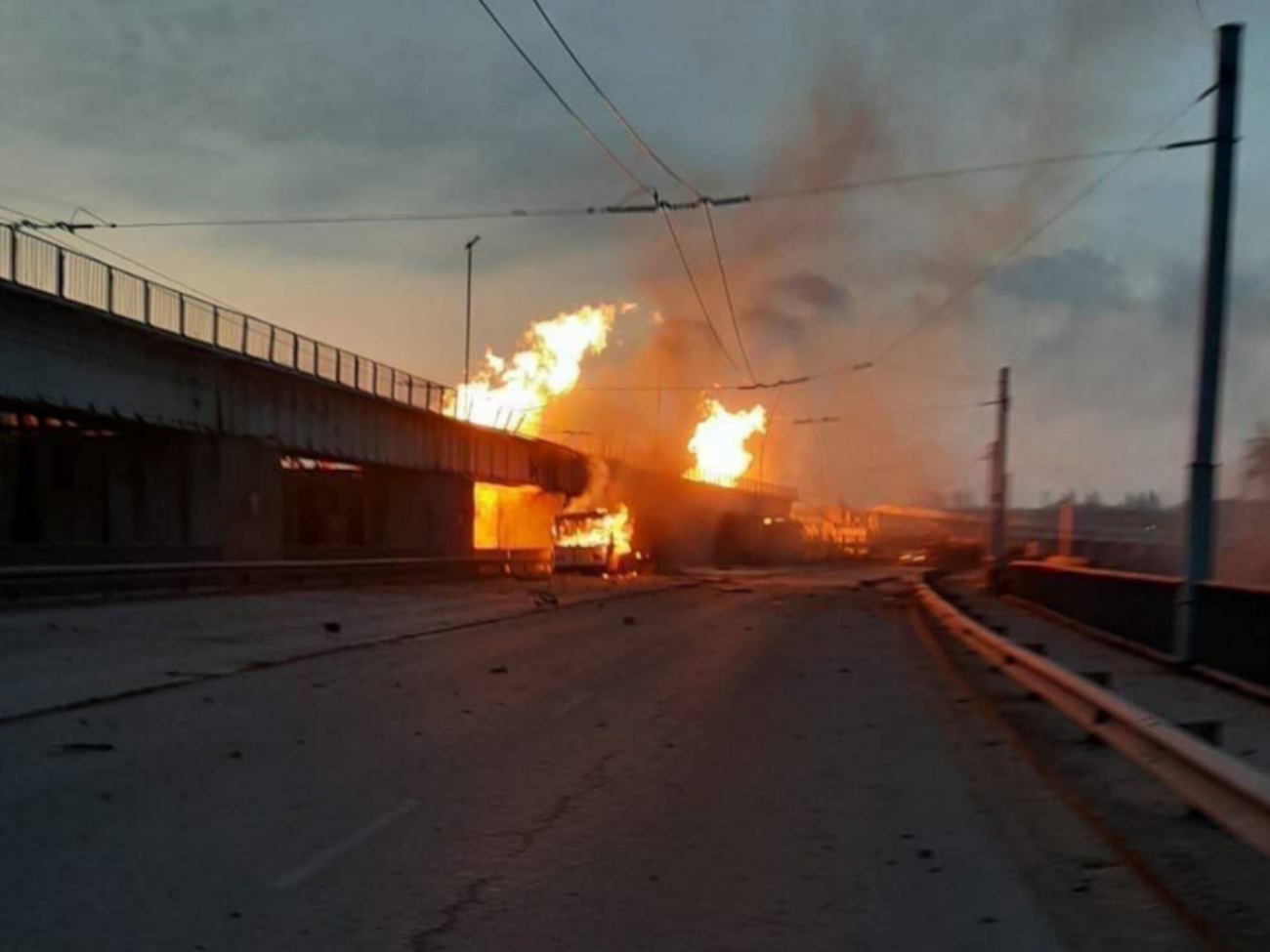 У тролейбусі, який їхав дамбою ДніпроГЕС у момент російського удару, не було пасажирів. Водій загинув