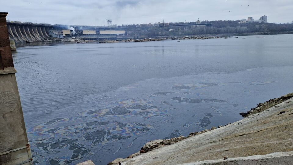 Унаслідок влучання у Дніпровську ГЕС зафіксовано витік нафтопродуктів у річку Дніпро, зазначили екологи
