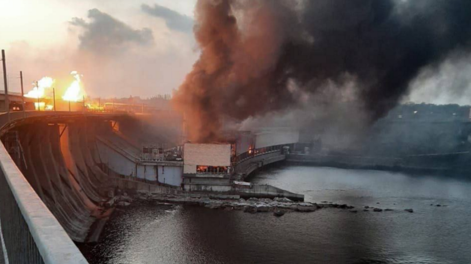 Россия ударила по Днепровской ГЭС восемью ракетами, часть ударов попала на видео