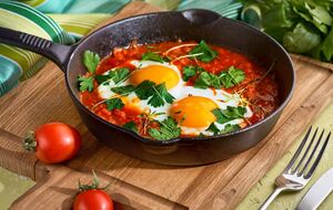 Готову шакшуку потрібно посипати зеленню