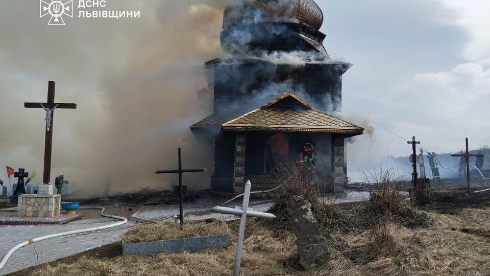 Храм, що згорів, розташовувався на місцевому цвинтарі