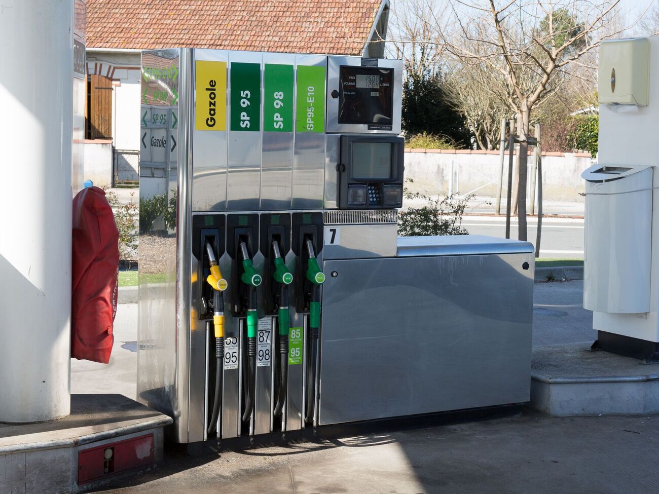 В результате дроновой атаки оккупантов по АЗС получила ранение 34-летняя женщина, отметили в Днепропетровской ОВА