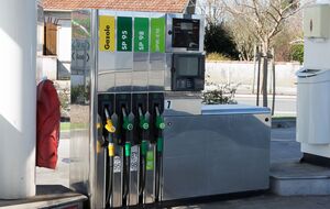 В результате дроновой атаки оккупантов по АЗС получила ранение 34-летняя женщина, отметили в Днепропетровской ОВА