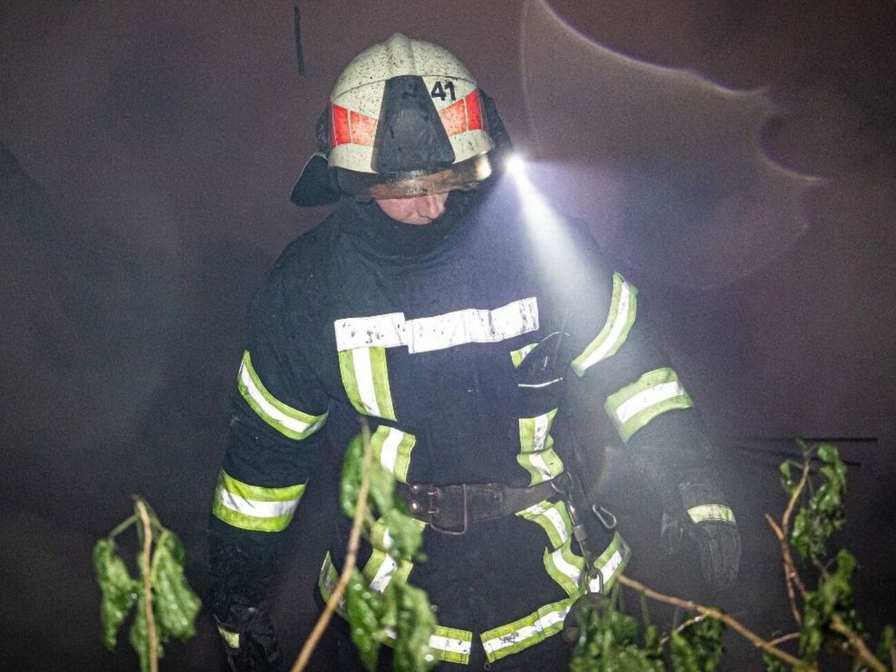 На місці ворожого удару працюють пожежники
