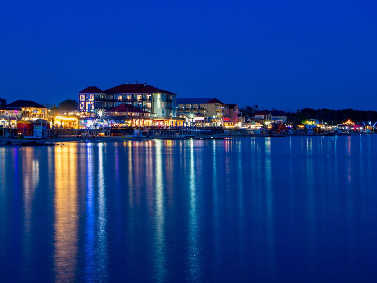 Увечері 23 березня й уночі 24 березня в Севастополі лунали потужні вибухи