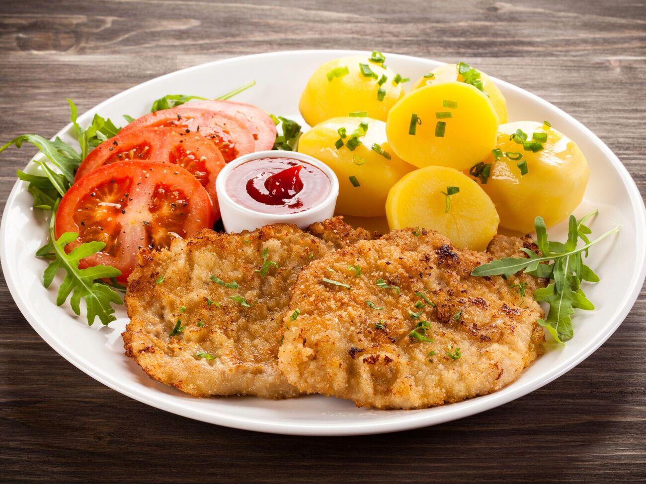 Обжарьте отбивные с двух сторон до золотистой корочки