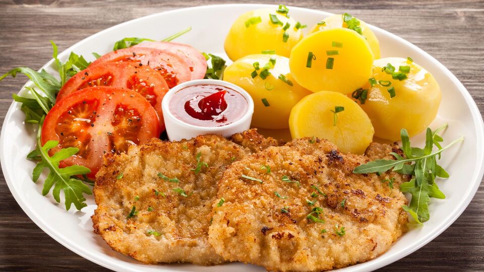 Обжарьте отбивные с двух сторон до золотистой корочки