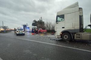 Одна дитина з легковика вижила, зазначили в поліції