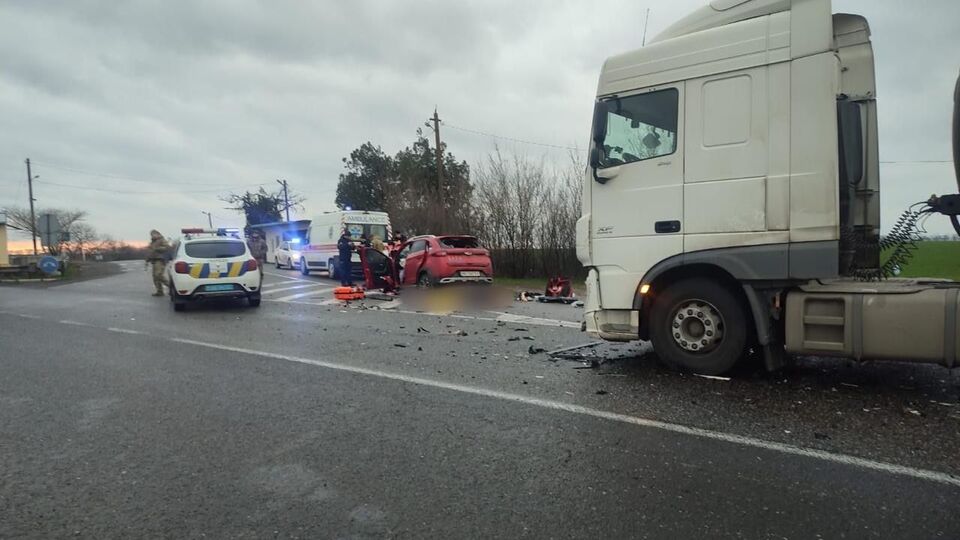 Одна дитина з легковика вижила, зазначили в поліції