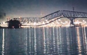 Мост обрушился после того, как в него врезался корабль