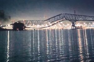 Мост обрушился после того, как в него врезался корабль