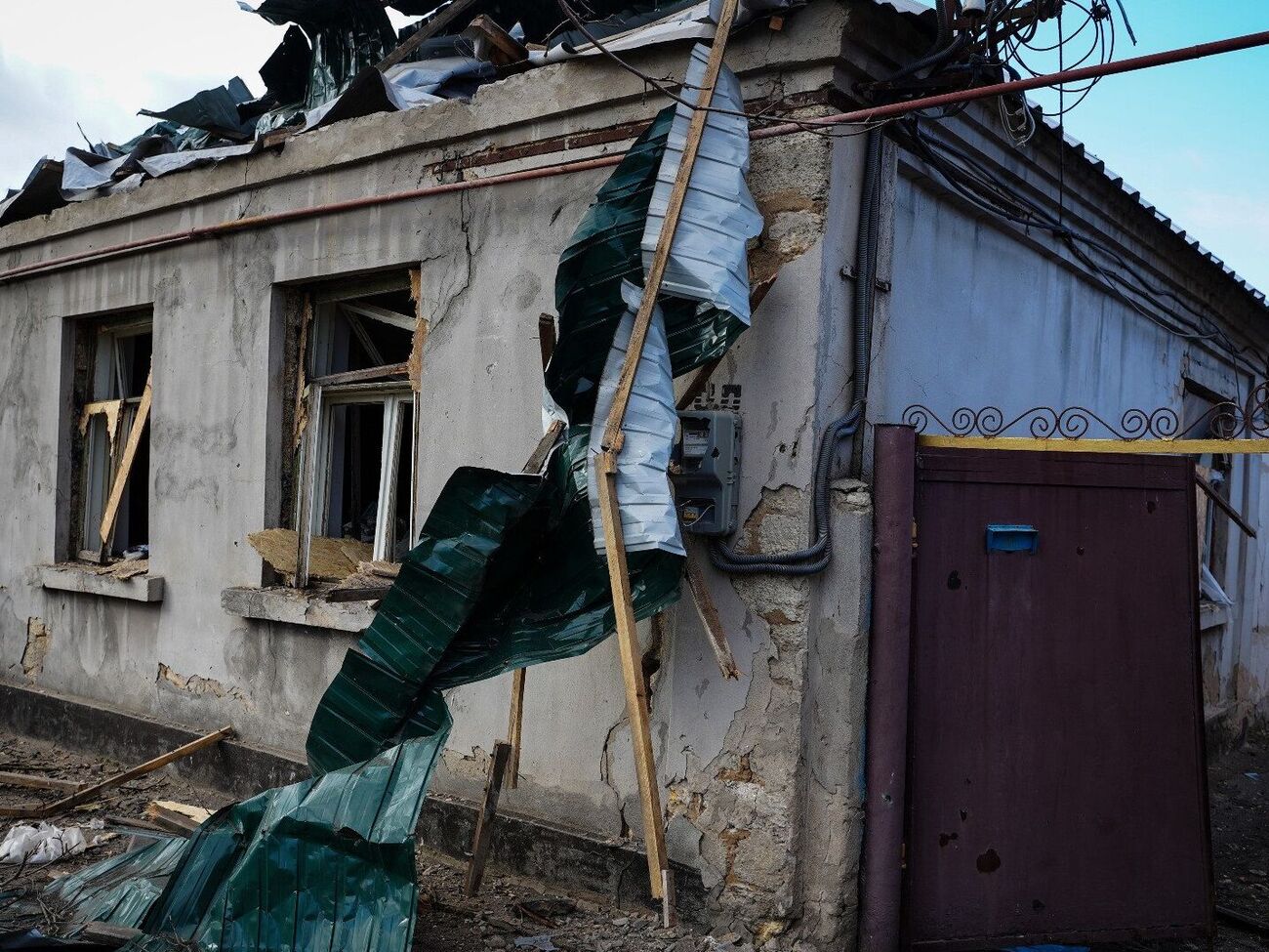 Ремонтні бригади допомагають місцевим жителям зашивати вибиті вікна й накривають дахи тентами