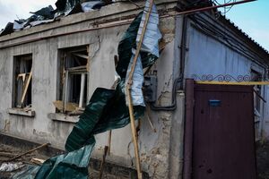 Ремонтные бригады помогают местным жителям зашивать выбитые окна и накрывают крыши тентами