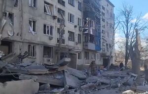 Правоохоронці евакуювали трьох постраждалих і двох жінок, які попросили "забрати їх із пекла" у Красногорівці, зазначили в поліції