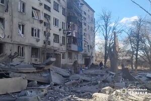 Правоохранители эвакуировали трех пострадавших и двух женщин, которые попросили "забрать их из ада" в Красногоровке, отметили в полиции