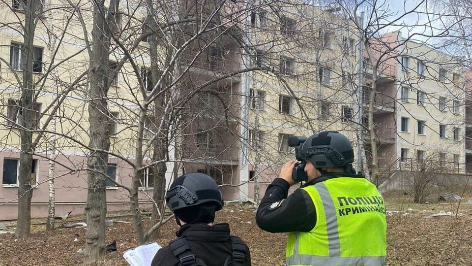 Жодного військового або військової техніки на місці влучання в Харкові не було, зазначили в поліції