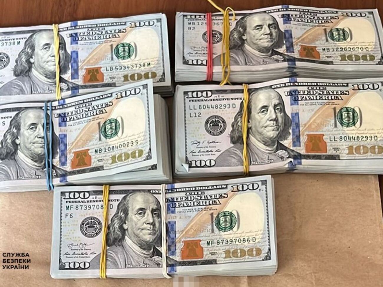 Обоих депутатов Сумского облсовета задержали во время передачи ими первой части взятки в размере $50 тыс., отметили в СБУ