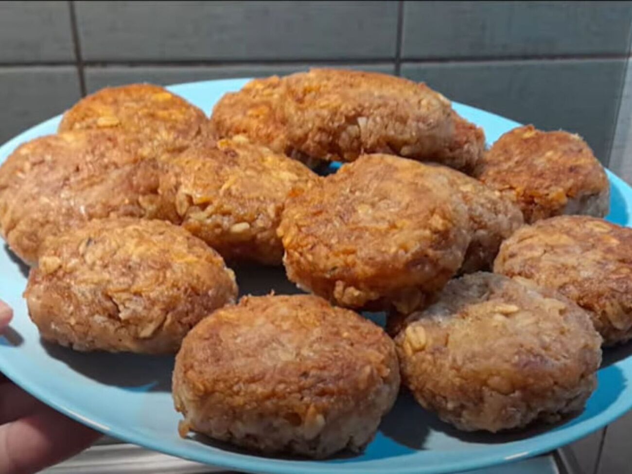 Для постных котлет понадобятся овсяные хлопья и картофель