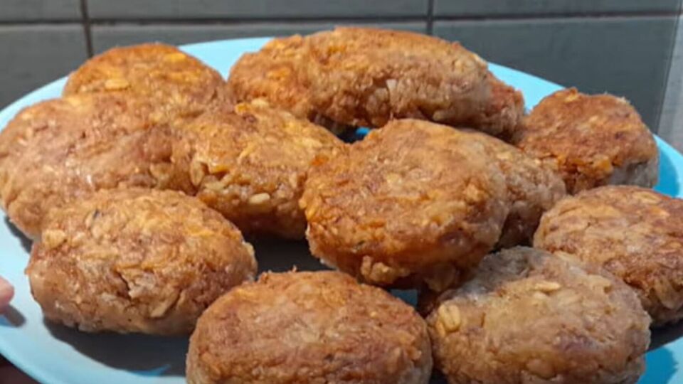 Для постных котлет понадобятся овсяные хлопья и картофель