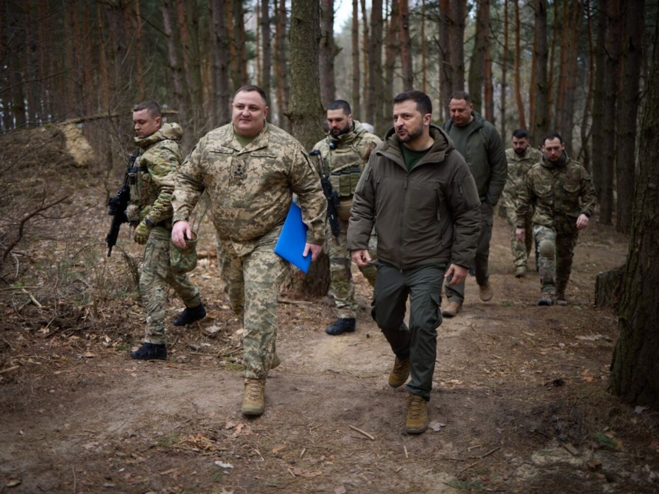 Зеленський заслухав доповідь командувача оперативно-тактичного угруповання "Сіверськ" Красильникова, зазначили в ОП