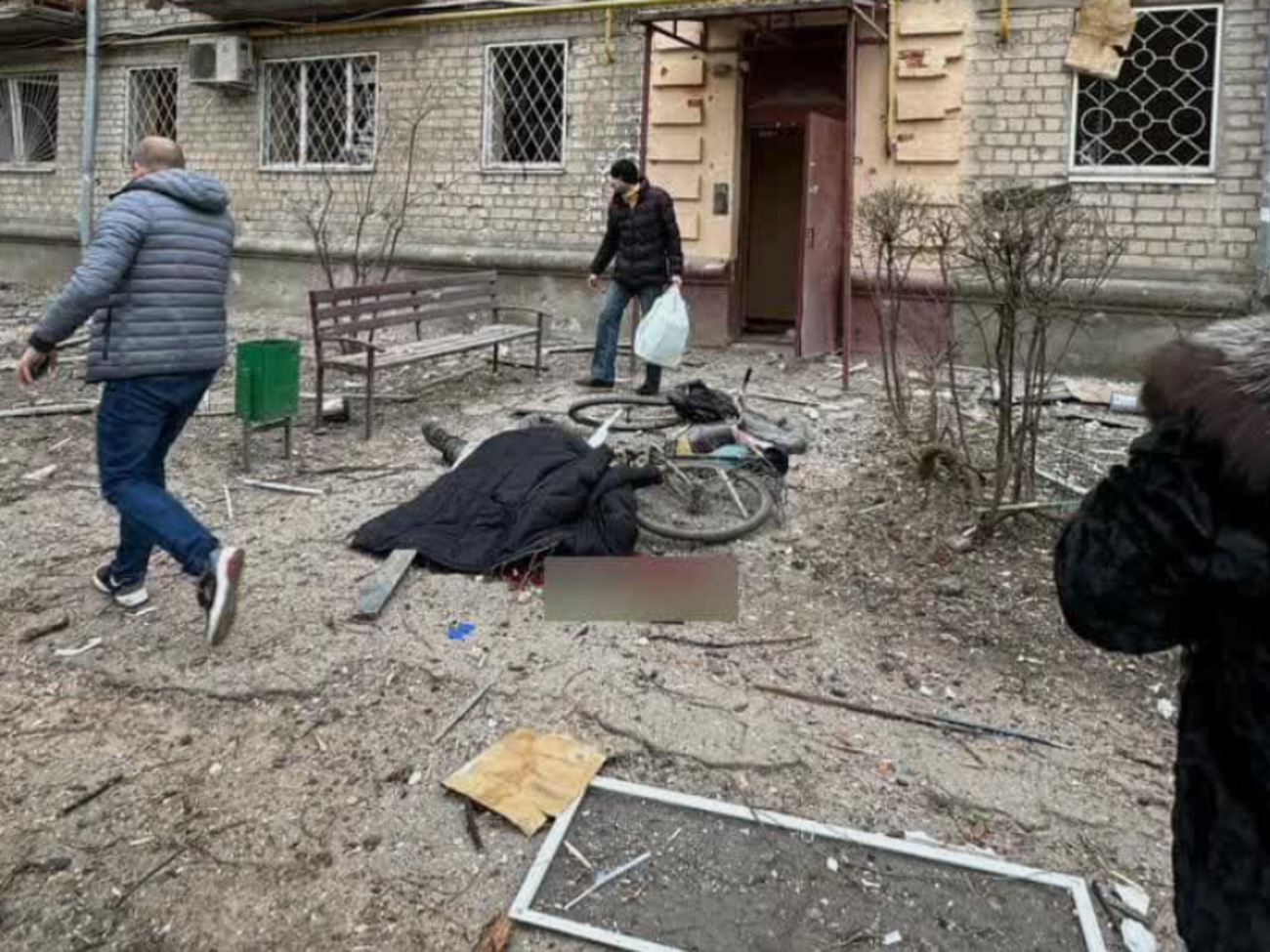 Зеленский подчеркнул, что в Харькове оккупанты ударили авиабомбой по обычной улице, по домам, школе, обычной гражданской инфраструктуре