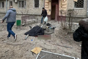 Зеленский подчеркнул, что в Харькове оккупанты ударили авиабомбой по обычной улице, по домам, школе, обычной гражданской инфраструктуре