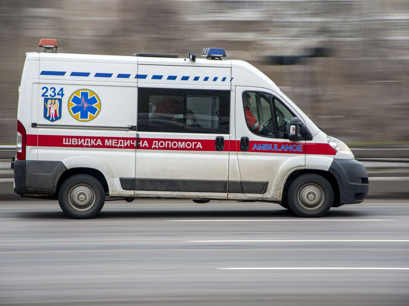 Ужесточение ответственности за непредоставление преимущества в движении специальным автомобилям может увеличить профилактику таких правонарушений, считают авторы