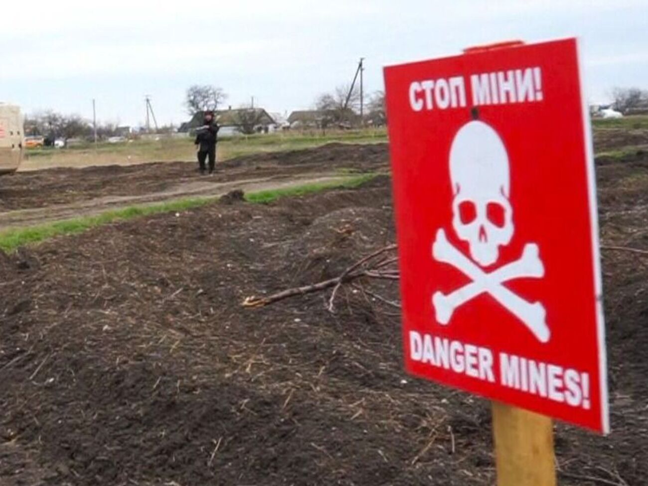 Двоє чоловіків підірвалися на міні у селі Червоний Маяк, зазначили у Херсонській ОВА