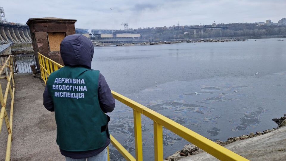 У річку Дніпро потрапили нафтопродукти після удару РФ по ДніпроГЕС