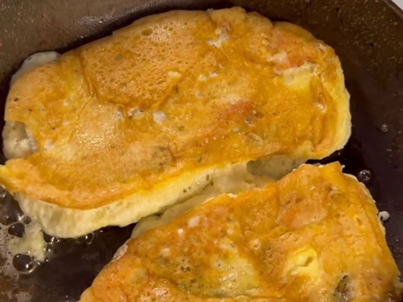 Для кляра белки нужно взбить отдельно от желтков