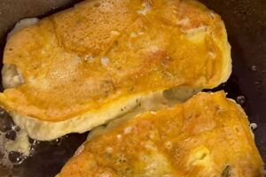 Для кляра белки нужно взбить отдельно от желтков