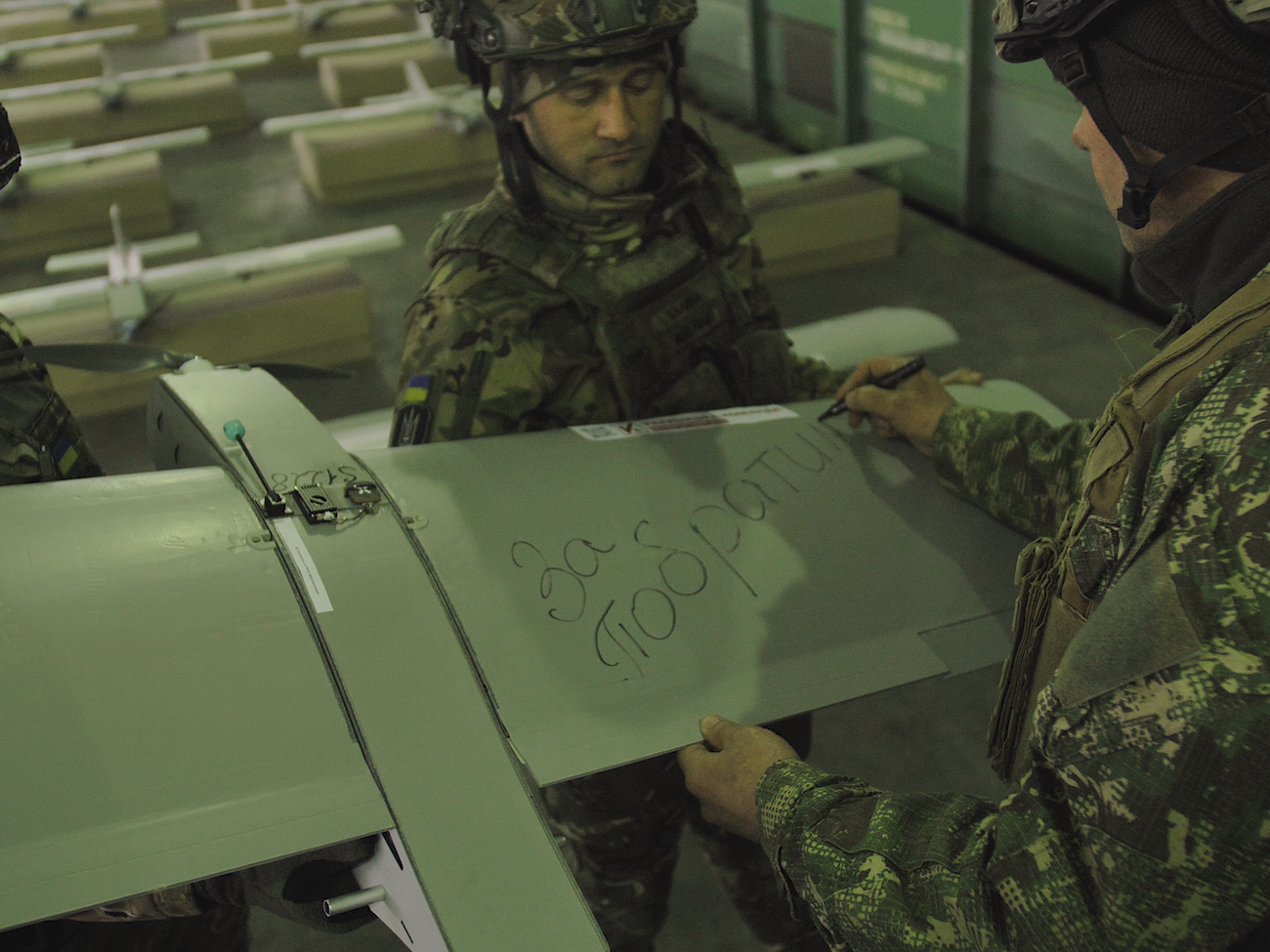 Великі вдосконалені дрони-літаки летять далі й несуть більше вибухівки