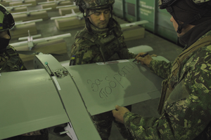 Великі вдосконалені дрони-літаки летять далі й несуть більше вибухівки