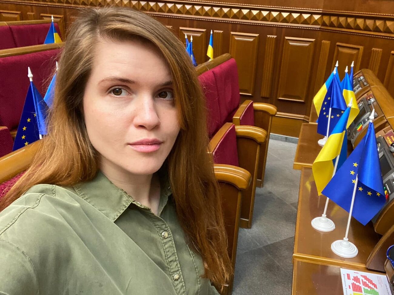 Безуглая предлагает все вопросы, связанные с ее заявлением о выходе из фракции "Слуга народа", адресовать руководству фракции