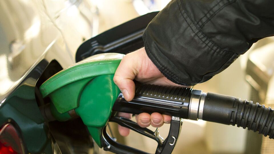 По данным "Консалтинговой группы А-95", которые приводят в сюжете, ряд сетей автозаправочных комплексов недоплатил в бюджет определенную сумму