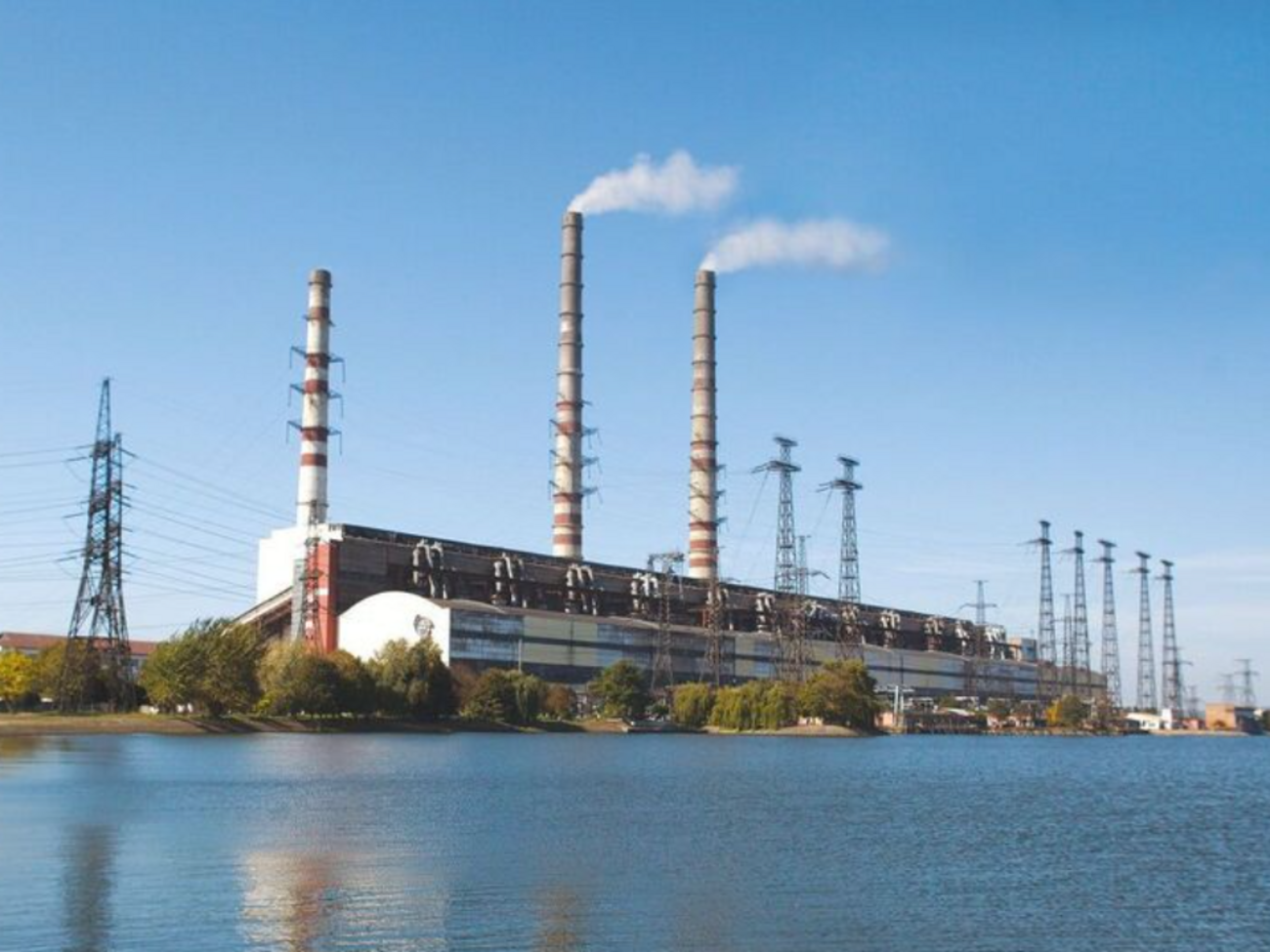 Бурштинська (на знімку) та Ладижинська ТЕС серйозно постраждали внаслідок російської атаки