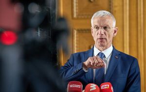 Раньше Кариньш заявлял, что не собирается уходить в отставку из-за скандала